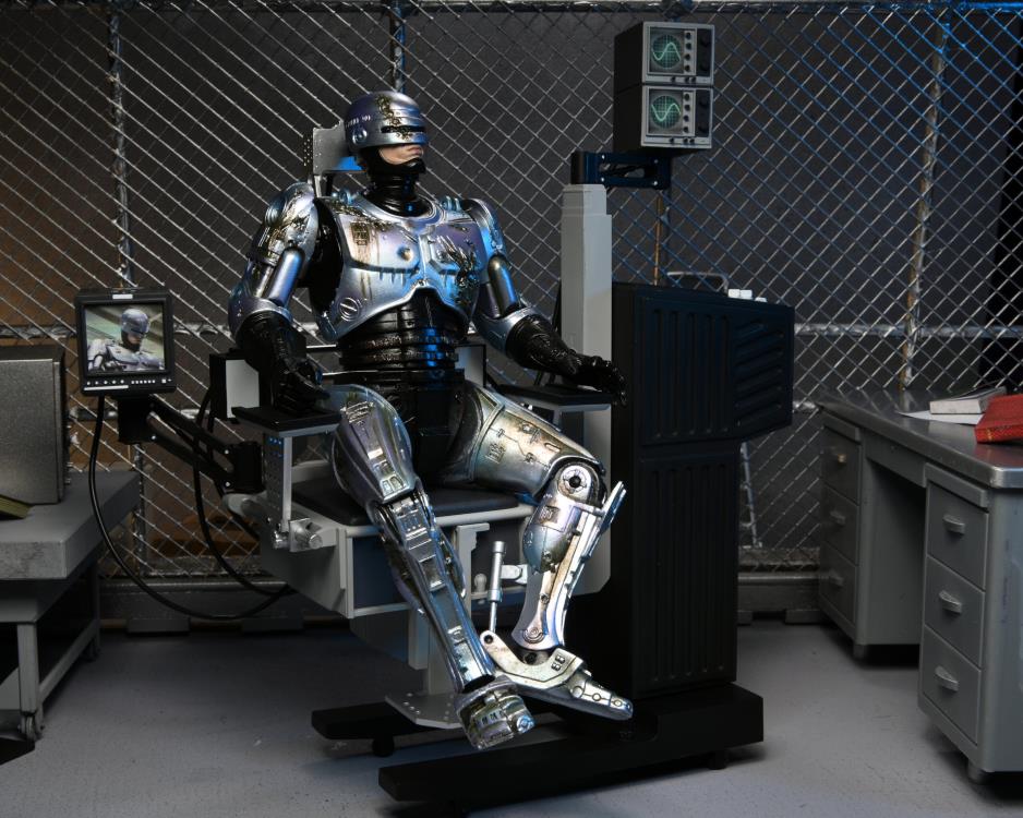 NECA - RoboCop Ultimate Battle Damaged RoboCop with Chair